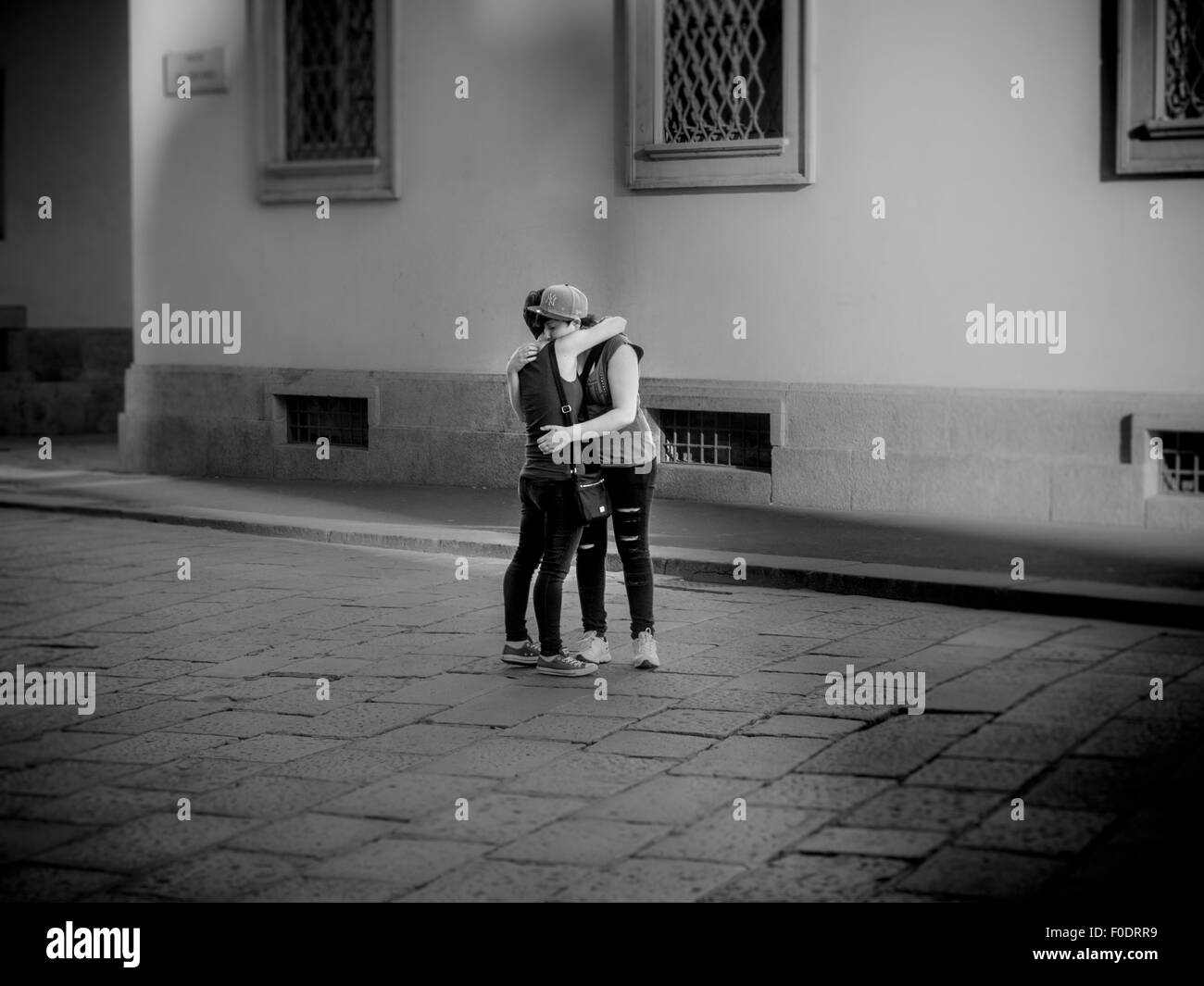 Giovane abbracciando in una strada. Foto Stock