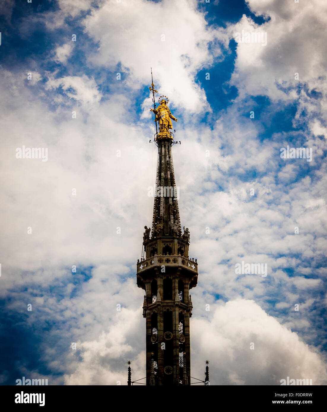 La guglia con la statua della Vergine Maria. Il Duomo di Milano. Italia Foto Stock