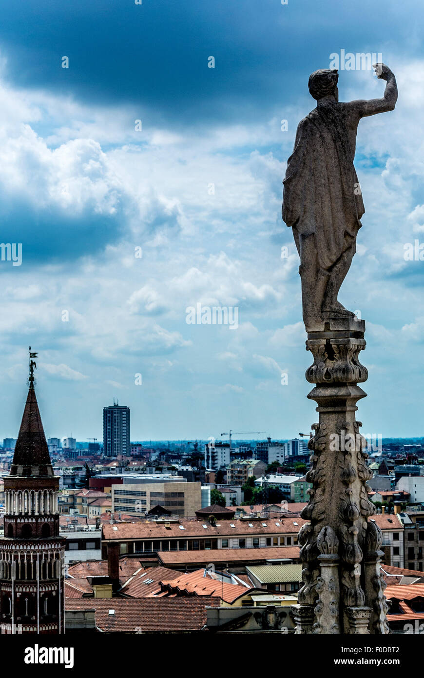 Statua sul tetto del Duomo di Milano. Foto Stock