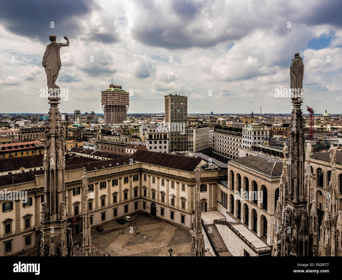 Statua sul tetto del Duomo di Milano. Foto Stock