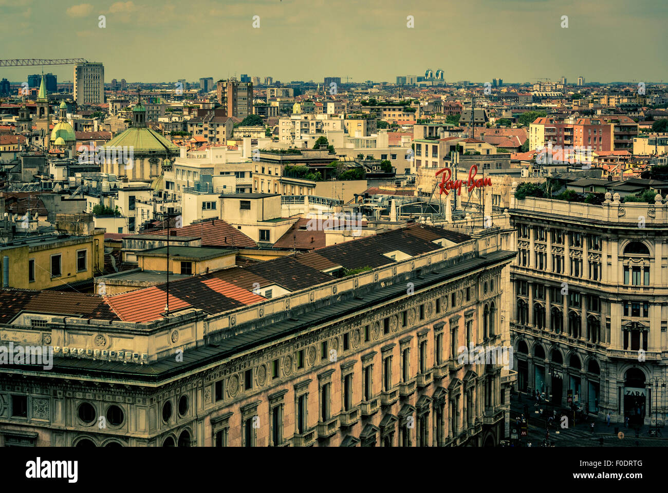 Vista dal tetto del Duomo di Milano. Foto Stock