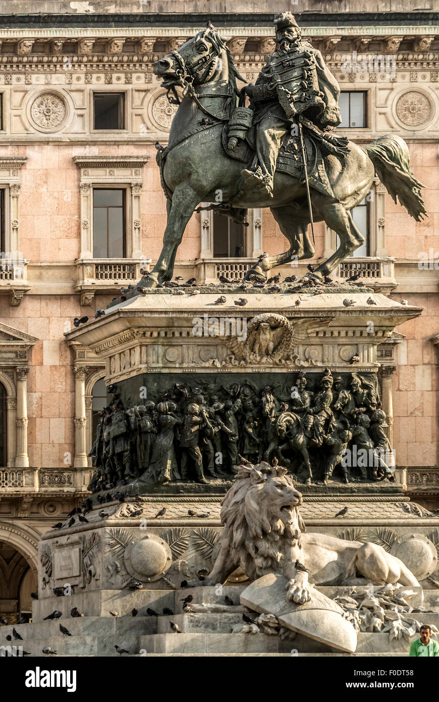 Statua del re Vittorio d'Italia. Situato in piazza del Duomo di Milano. Milano, Italia. Foto Stock