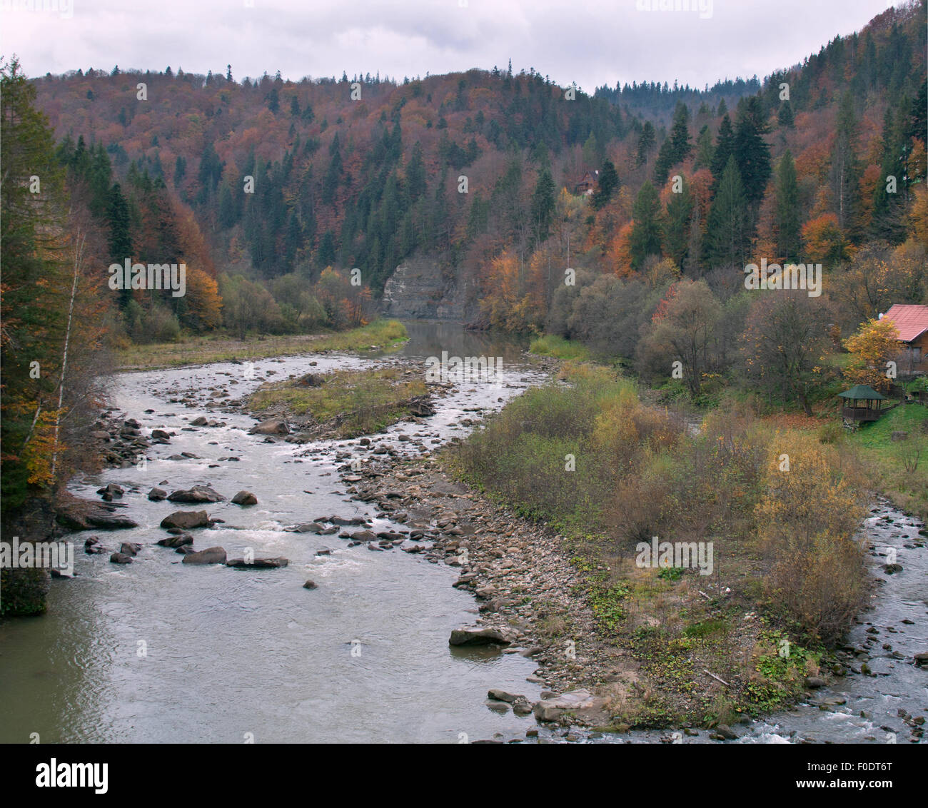 Villaggio Yaremche, delle montagne e del fiume Prut in autunno panorama. Carpazi, Ucraina. Foto Stock