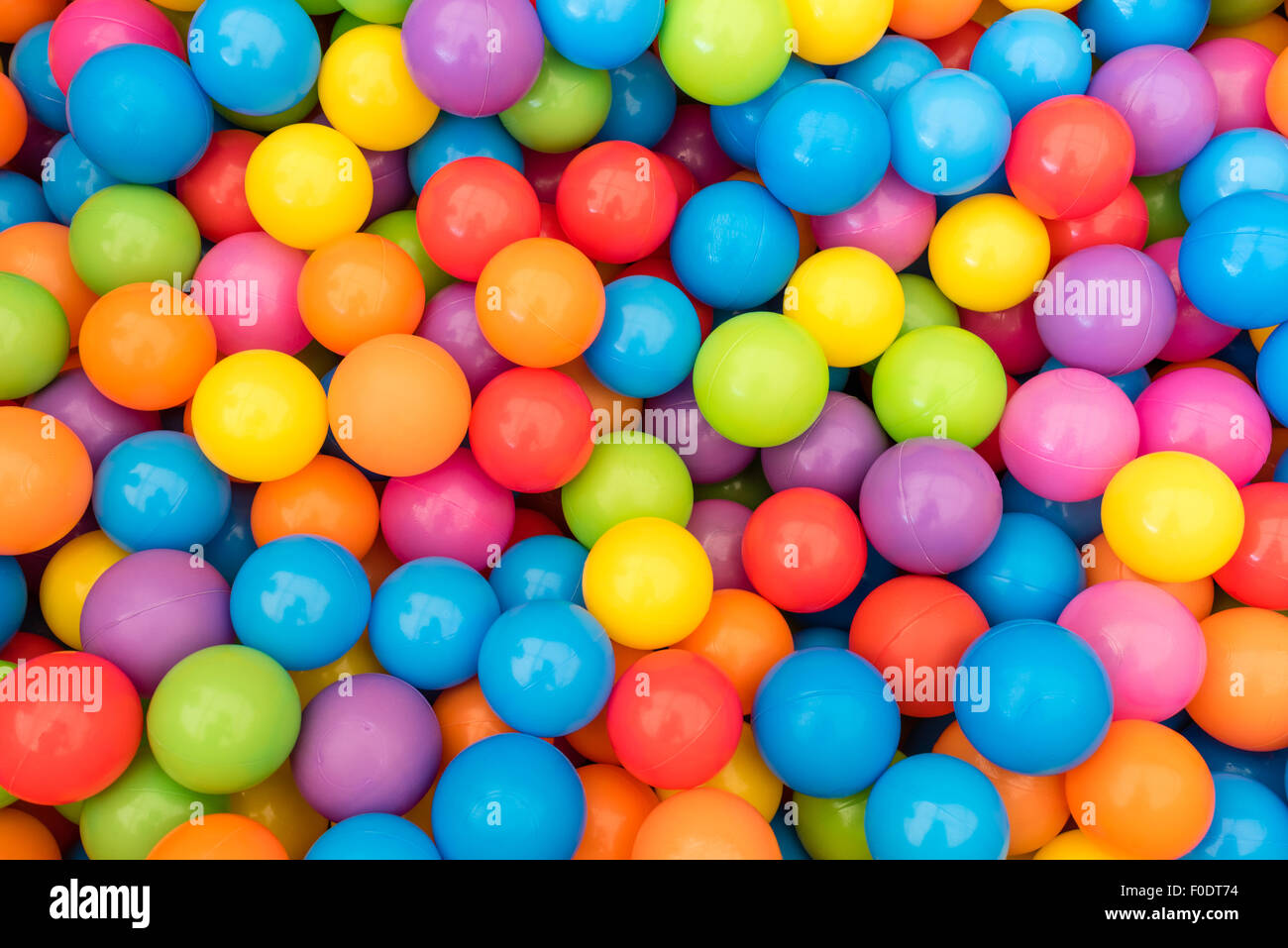 Molte colorate sfere di plastica in un kids' ballpit presso un parco giochi. Foto Stock