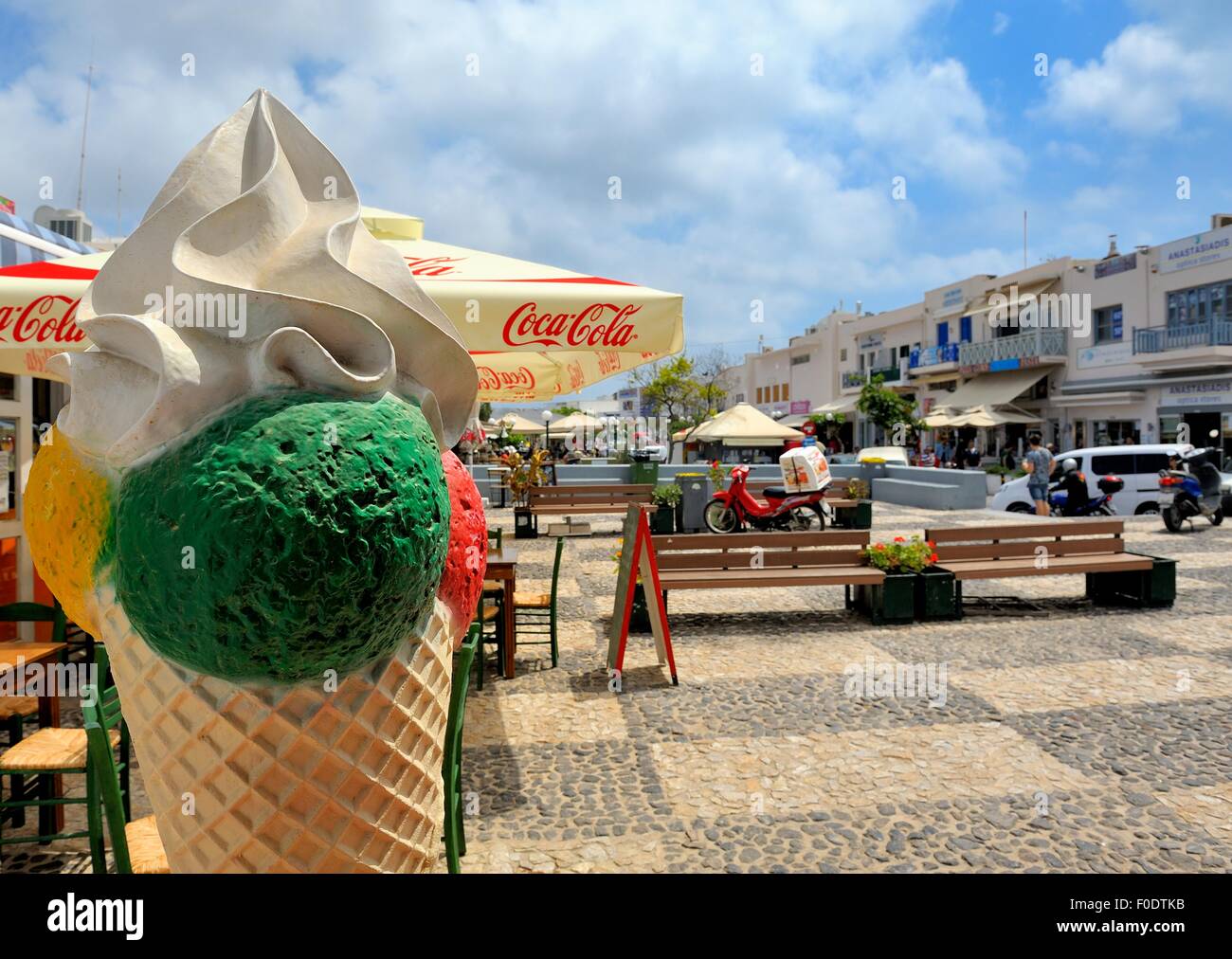 Giant cono gelato Thira Santorini Grecia Foto Stock