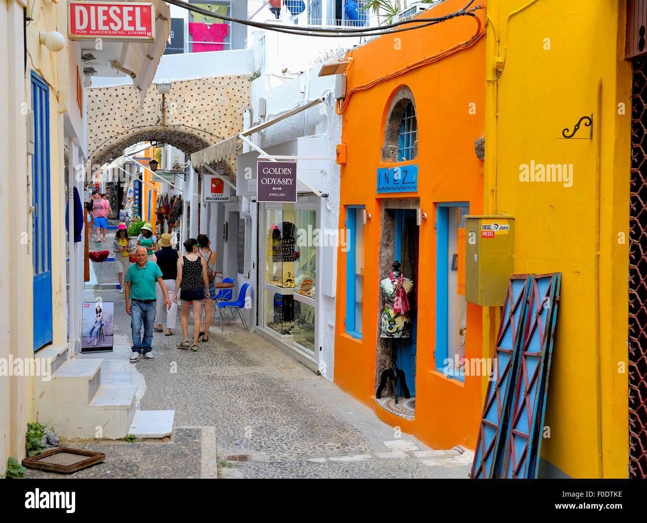 Negozi nella città capitale di Fira Santorini Grecia Foto Stock