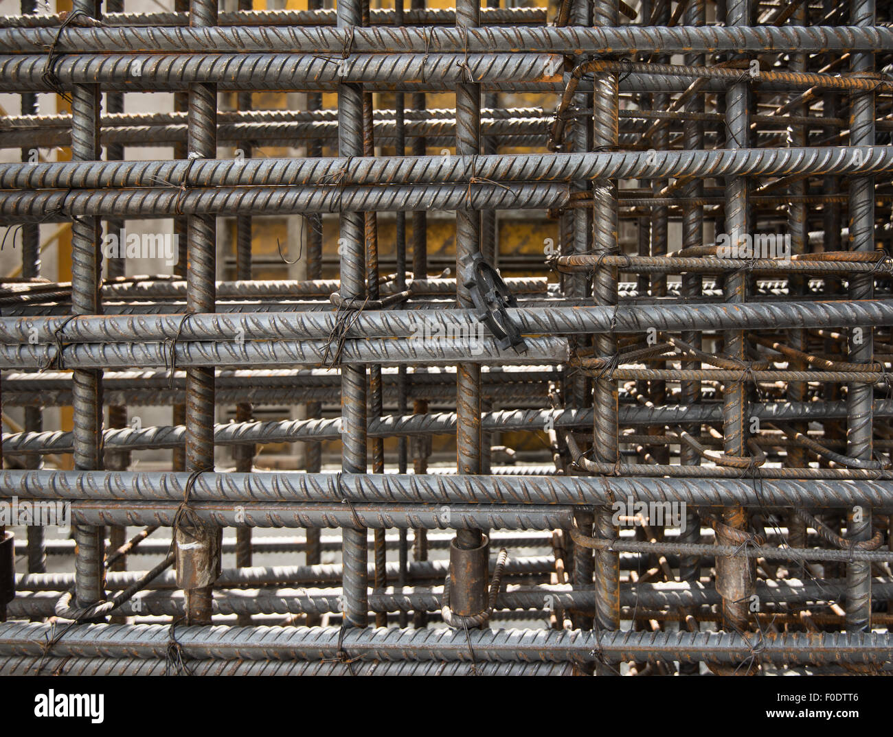 Anima di rinforzo di acciaio sul sito in costruzione. Cassaforma utilizzata sui siti di costruzione per la stratificazione di calcestruzzo. Foto Stock