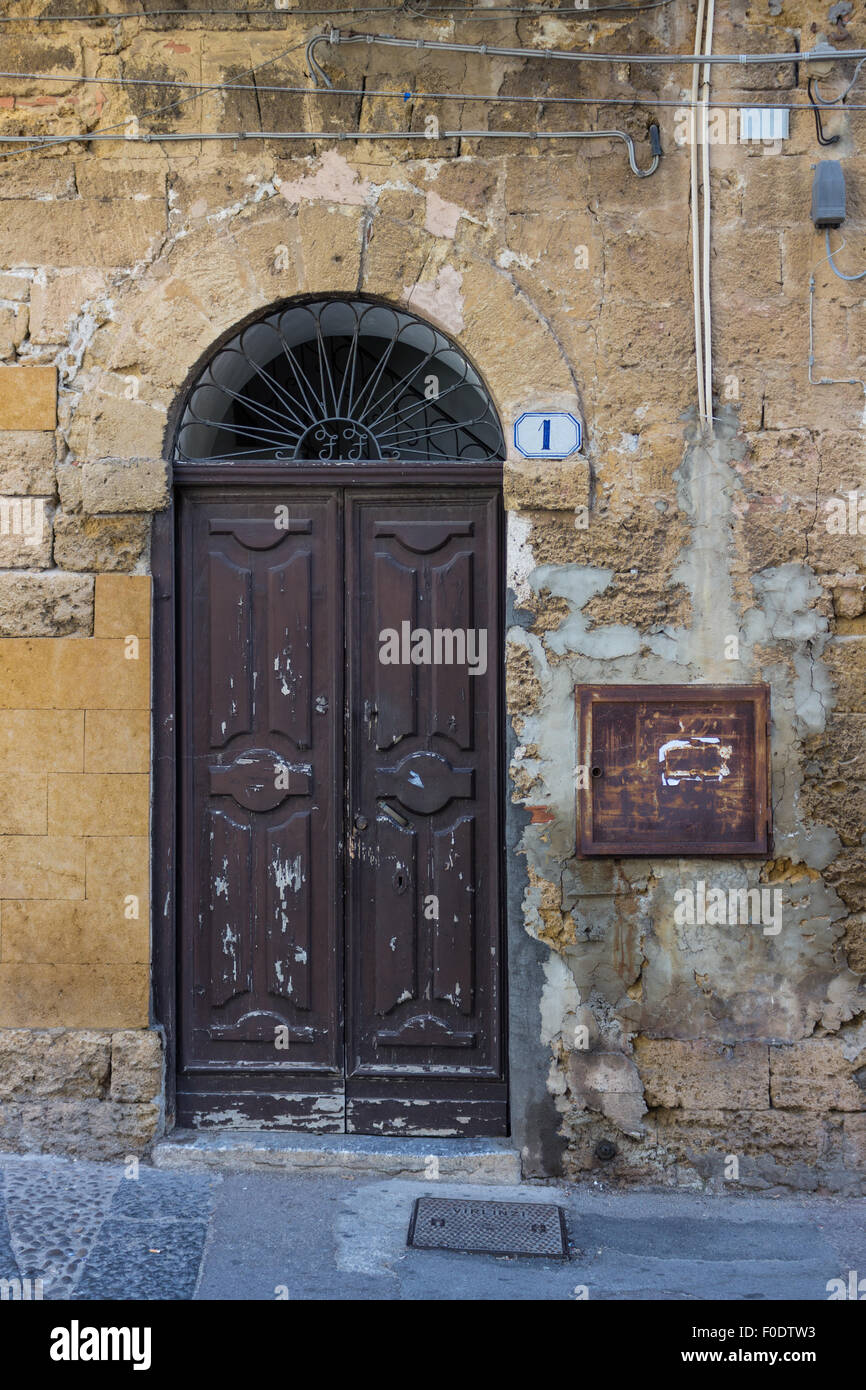 Un vecchio brown porta di legno in Provenza. Foto Stock