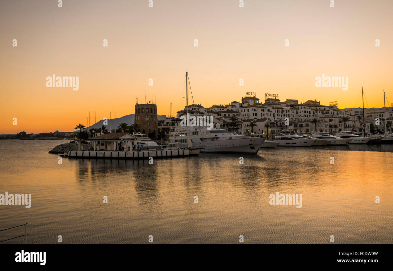 Il lussuoso porto turistico di Puerto Banus porto di Marbella al tramonto. Andalusia, Spagna. Foto Stock