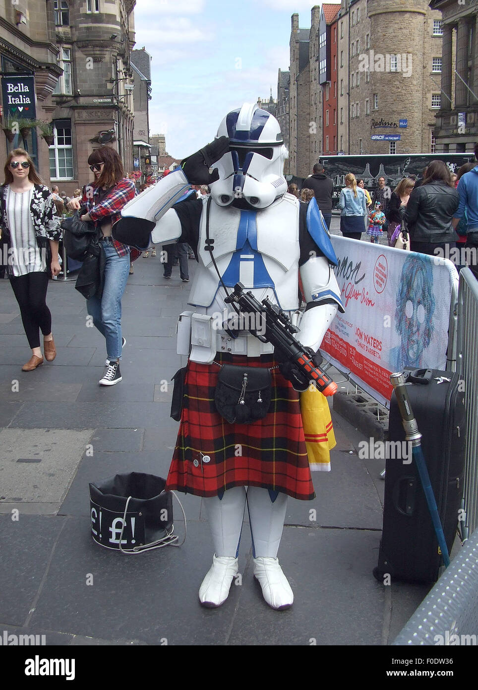 Edinburgh, Regno Unito. 13 Ago, 2015. Un saluto al Festival di Edimburgo dall'Alien guardia di sicurezza o è Darth Vader? Foto Stock