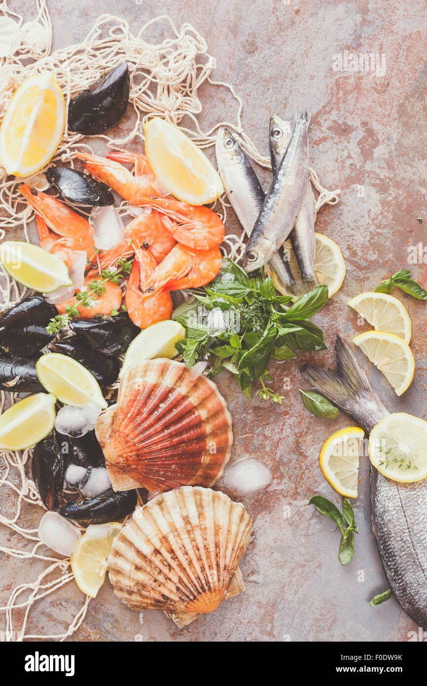 Piatti a base di frutti di mare freschi. Selezione di fresco pesce crudo su net, vista dall'alto Foto Stock