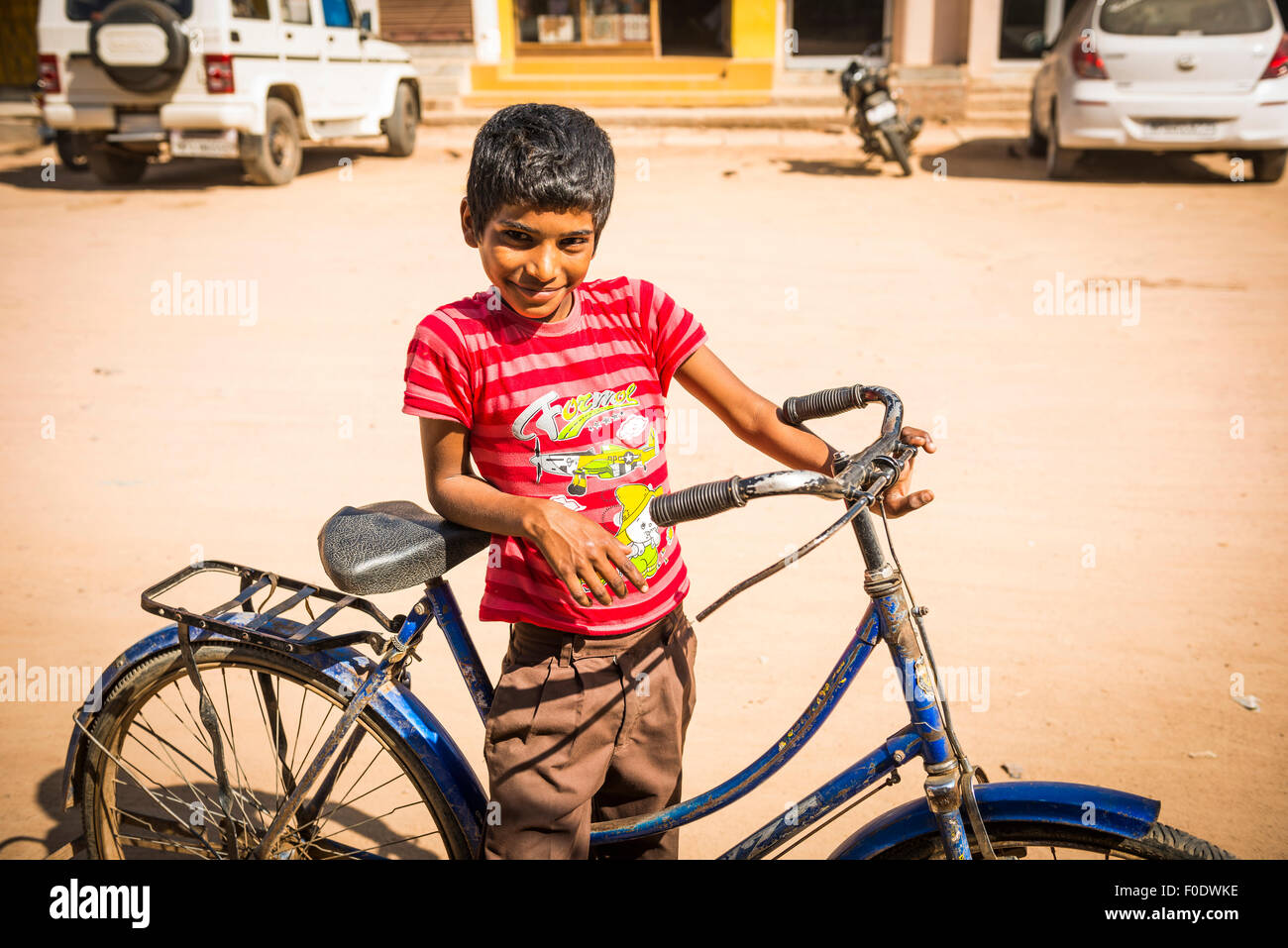 Ritratto di un giovane ragazzo indiano e la sua bicicletta di Khajuraho, Madhya Pradesh, India Foto Stock