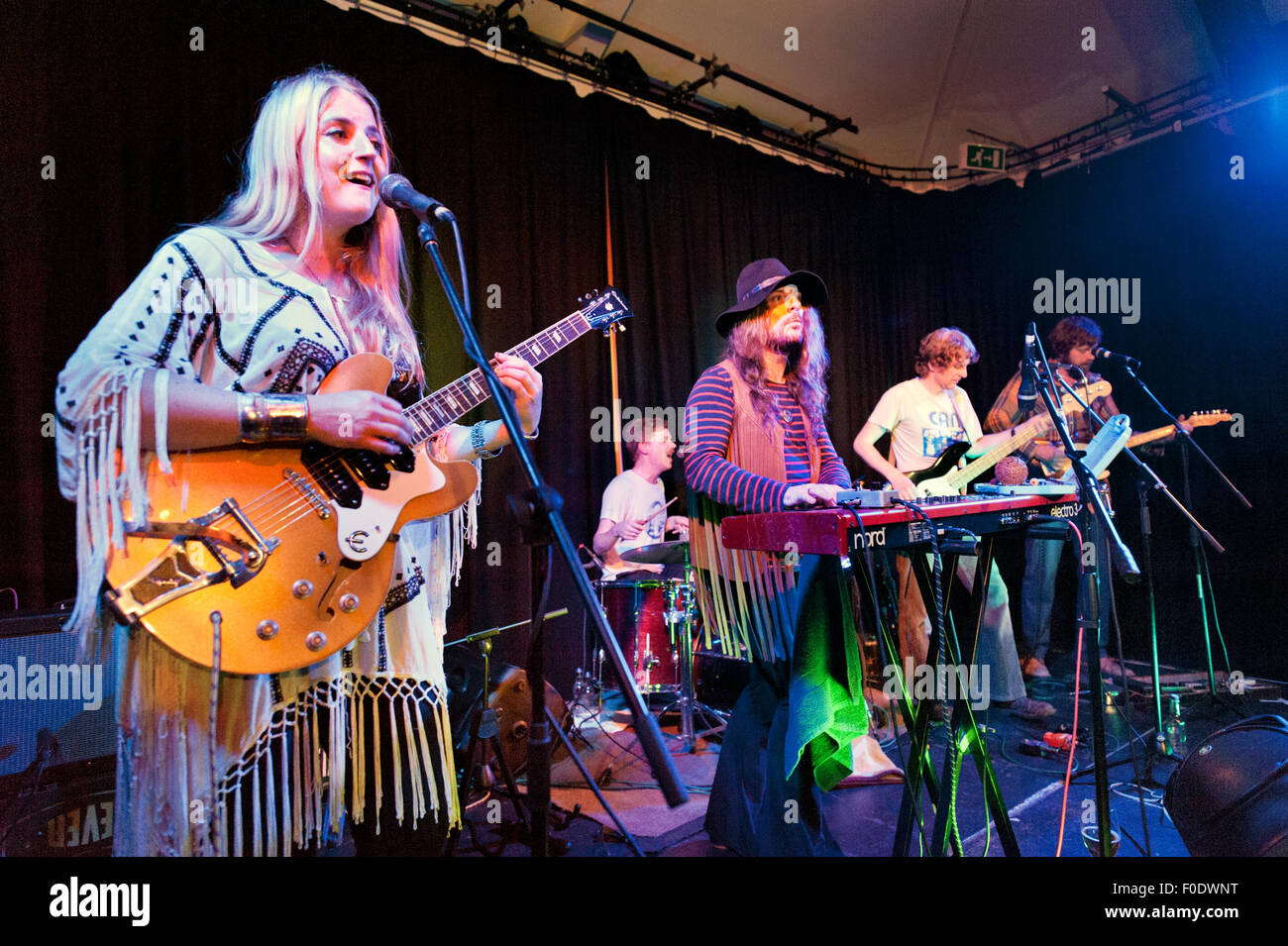 Preston, Regno Unito. 12 Ago, 2015. Folk-rock band tremore campane in concerto al Continental, Preston, Lancashire. Cantante Lavinia Blackwall in primo piano. Credito: John Bentley/Alamy Live News Foto Stock