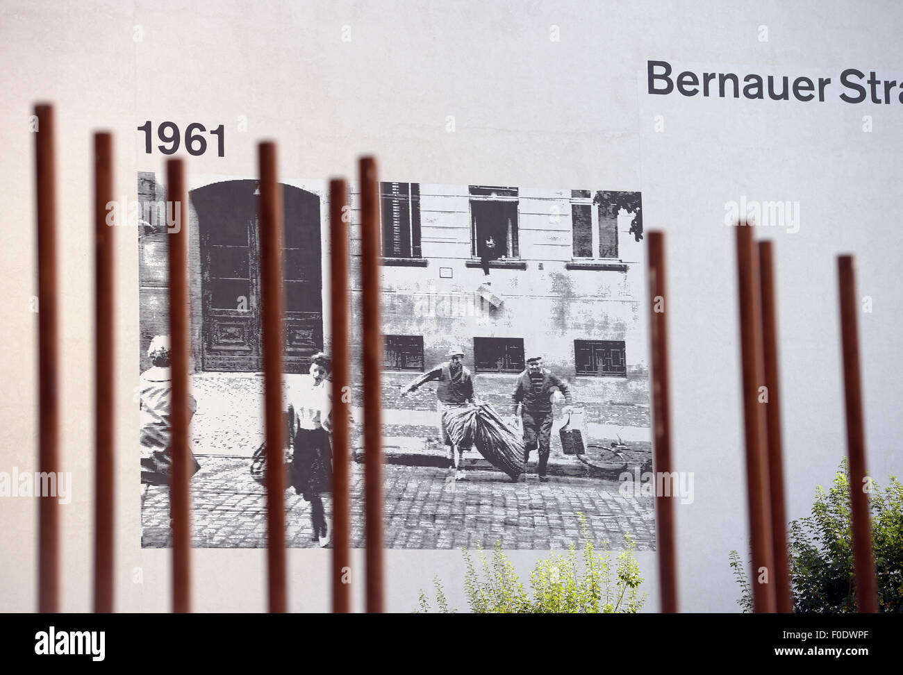 Berlino, Germania. 13 Ago, 2015. Un' immagine ingrandita delle persone in fuga a Berlino Est nel 1961, presso il Memoriale del Muro di Berlino sito a Bernauer Strasse a Berlino, Germania, 13 agosto 2015. I lavori di costruzione del muro è iniziata il 54 anni fa, il 13 agosto 1961. Foto: RAINER JENSEN/DPA/Alamy Live News Foto Stock