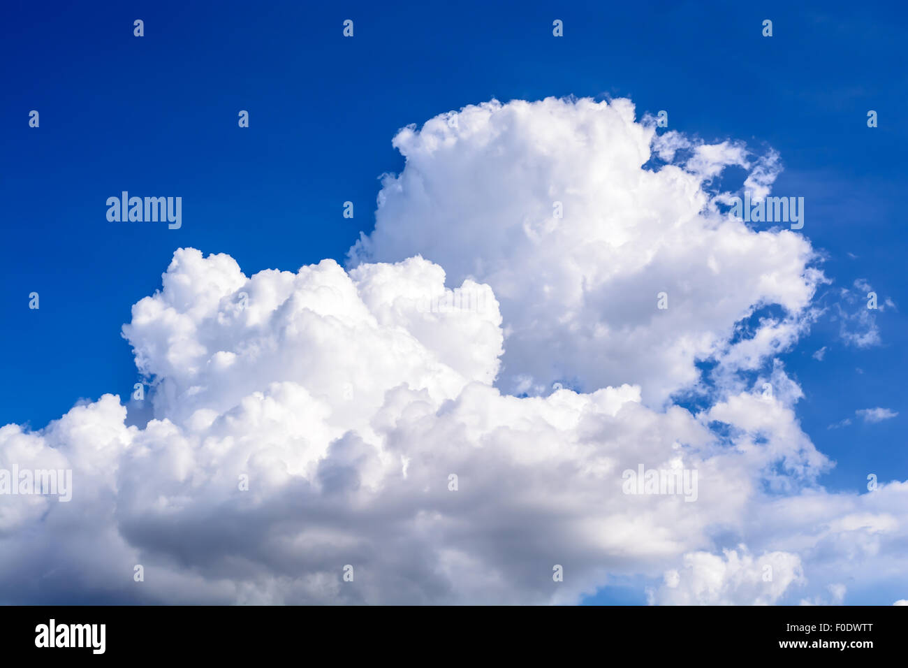 Blue sky con sfondo bianco delle nuvole Foto Stock