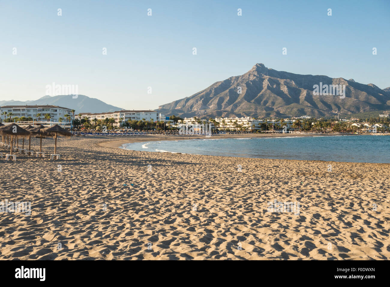 Alloggiamento vuoto e la spiaggia di Puerto Banus a Marbella con La Concha mountain in background. Andalusia, Spagna. Foto Stock