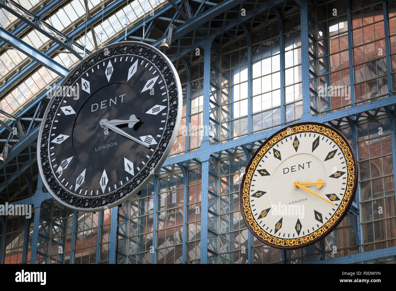 La Dent orologio ed è nera e argento di replica a St Pancras stazione ferroviaria Foto Stock