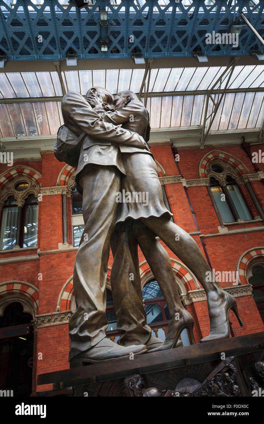 Il luogo di incontro della statua di Paolo giorno a St Pancras stazione ferroviaria London Foto Stock