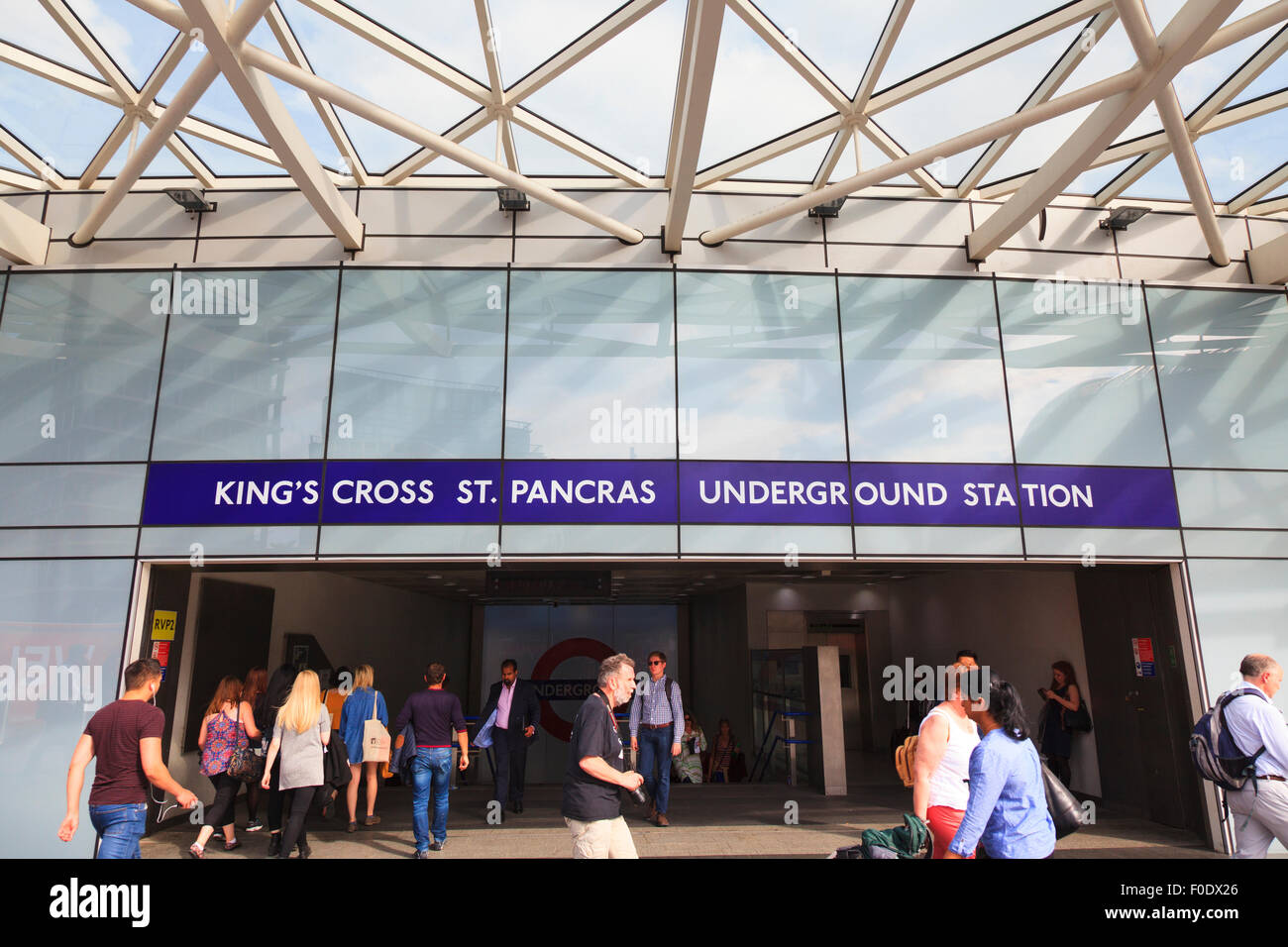 La gente intorno all'entrata a King's Cross St Pancras Stazione della Metropolitana di Londra Foto Stock