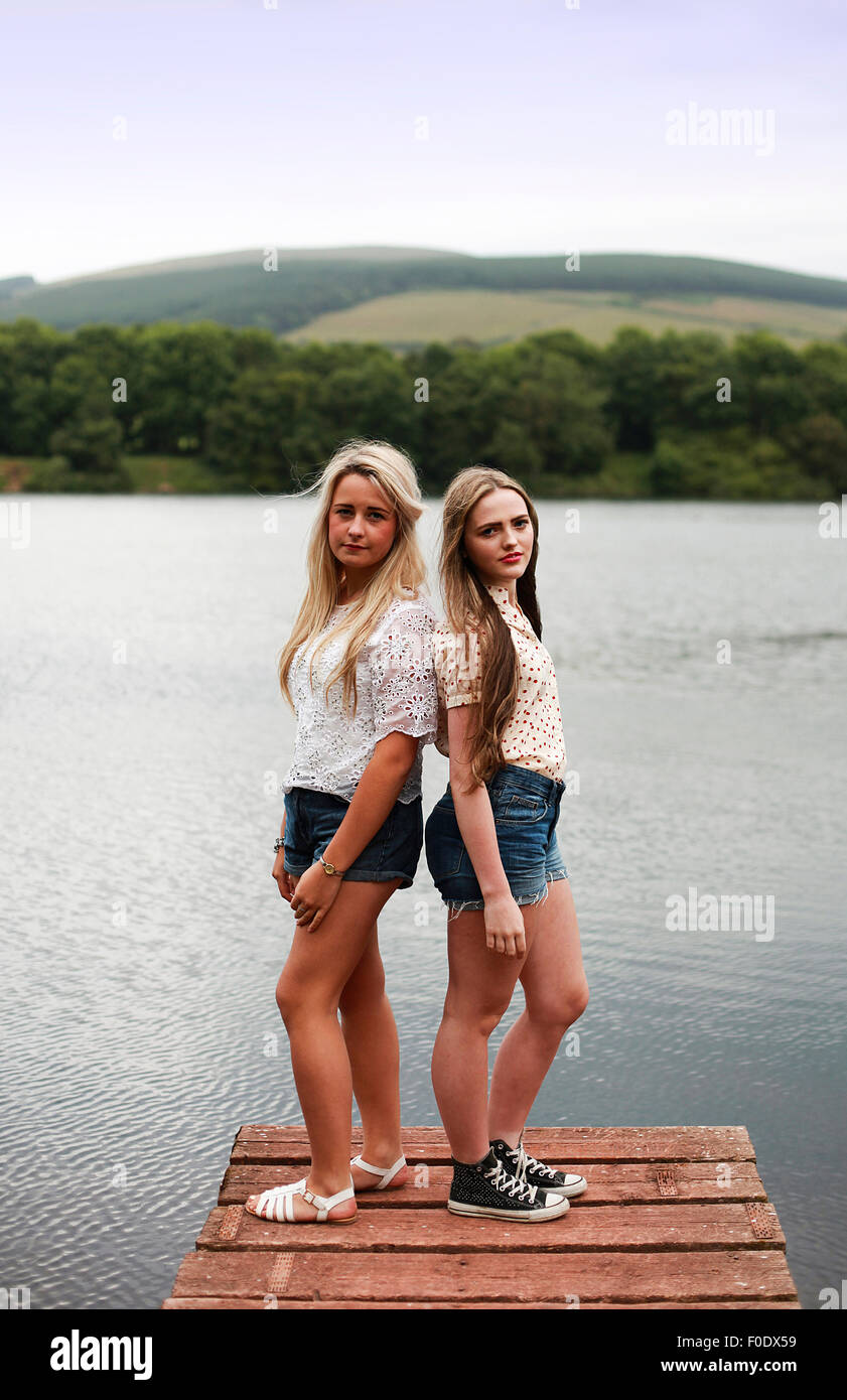 Due ragazze adolescenti presso il lago in piedi sul Boardwalk Foto Stock