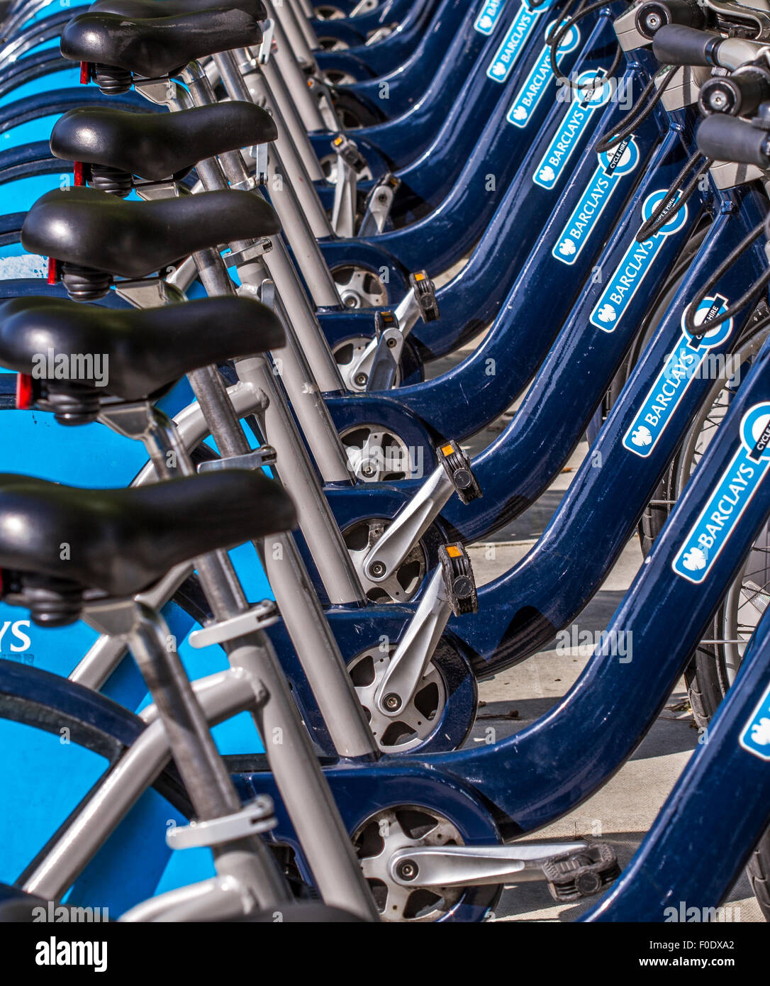 Una fila di biciclette blu pronte per essere noleggiate a Londra, originariamente note come Boris Bikes e lanciate nel luglio 2010, Londra, Regno Unito Foto Stock