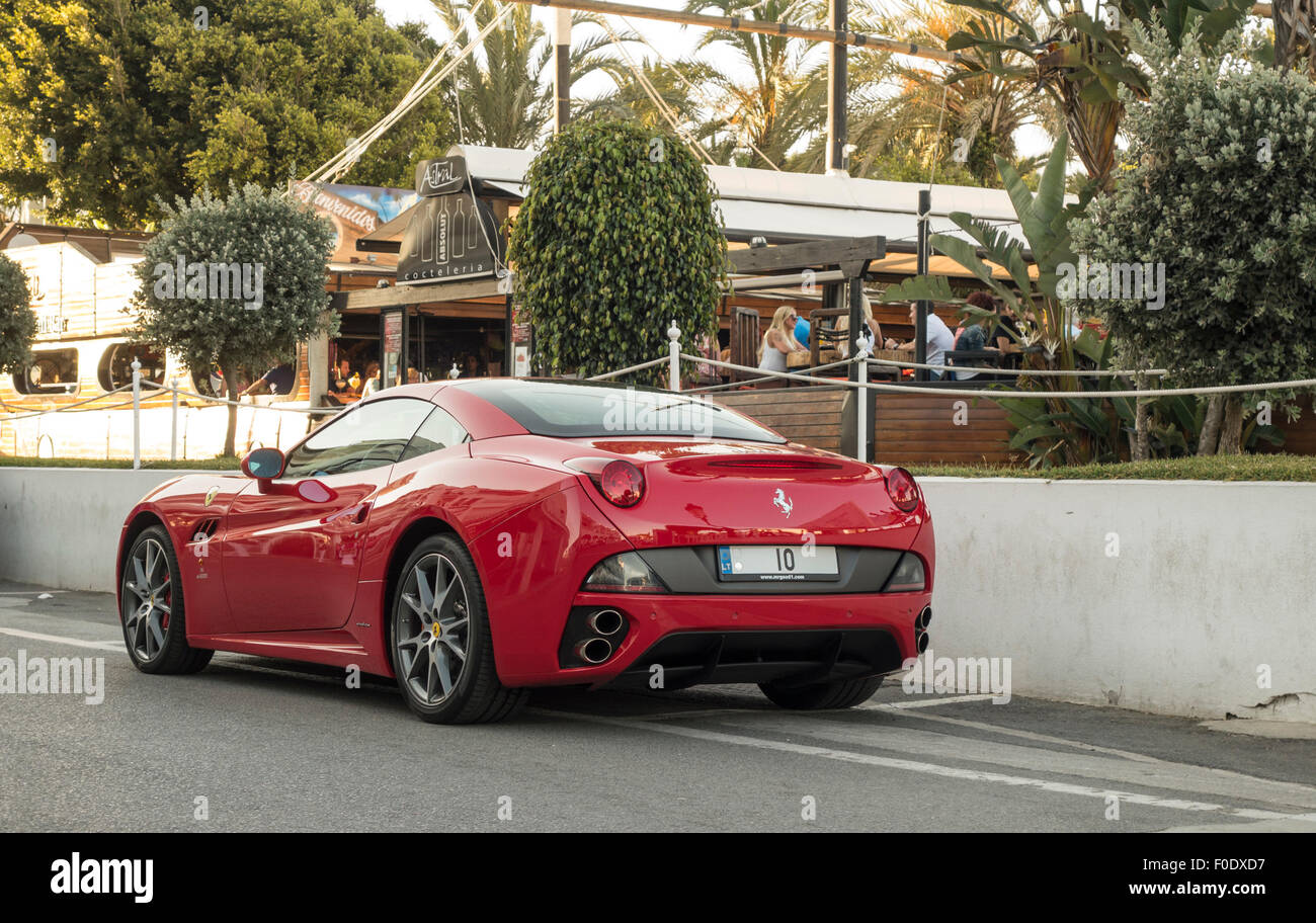 La Ferrari California parcheggiato di fronte alla barra di lusso, Puerto Banus a Marbella, Andalusia, Spagna. Foto Stock