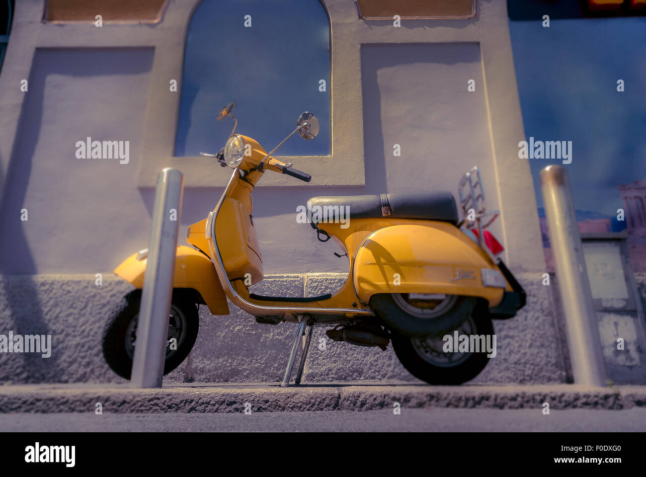 Giallo scooter parcheggiato al di fuori di una banca Canale di Beagle ristorante, Naviglio regione di Milano Foto Stock