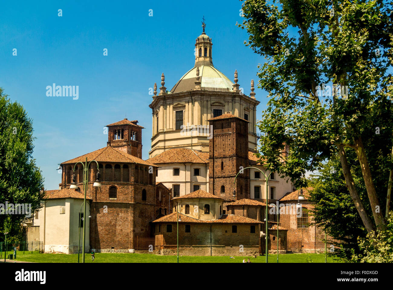 Basiliche Park (parco delle Basiliche) con la Basilica di San Lorenzo, Milano, Italia. Foto Stock