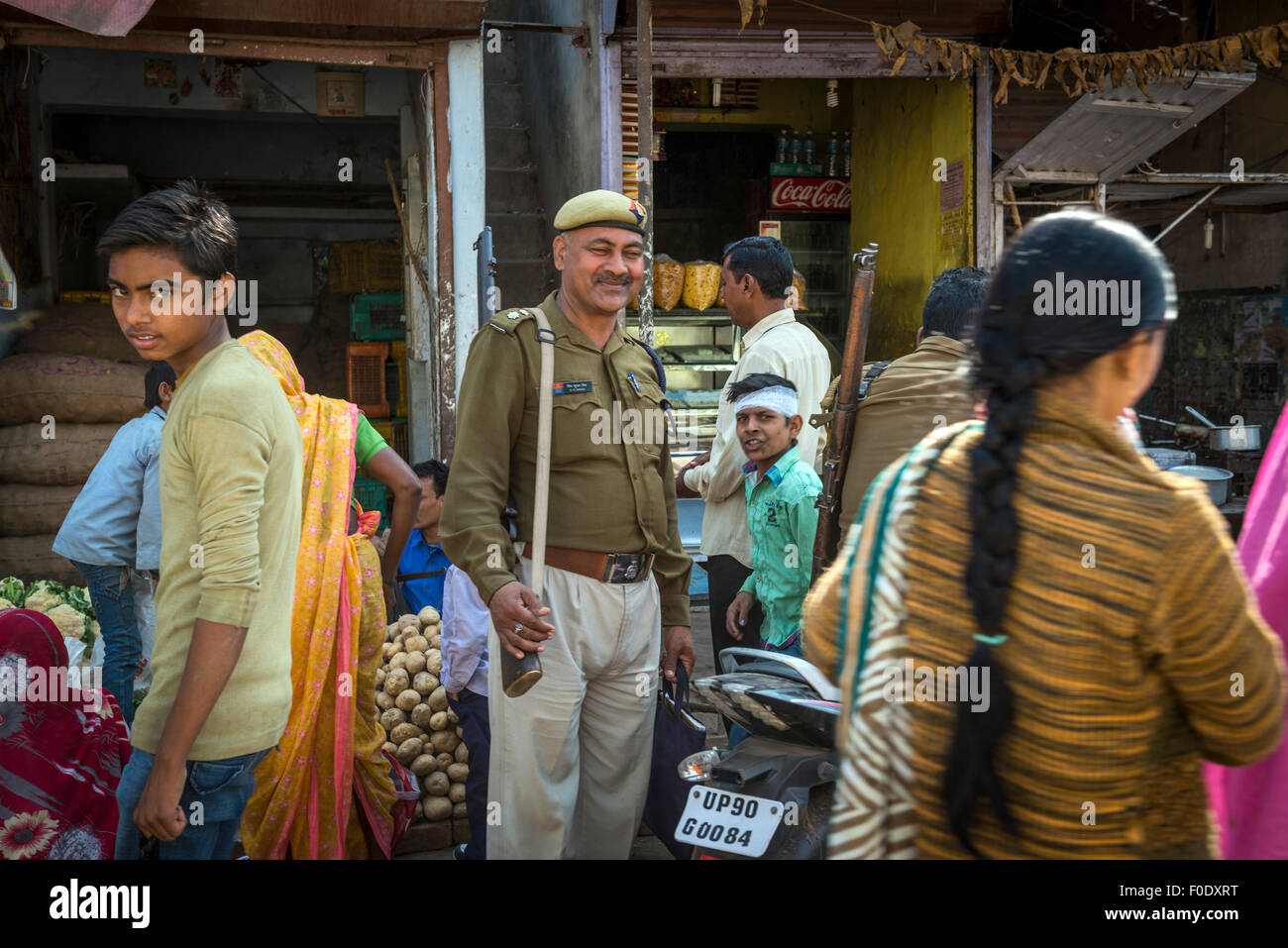 La vita quotidiana in una piccola città in India Foto Stock