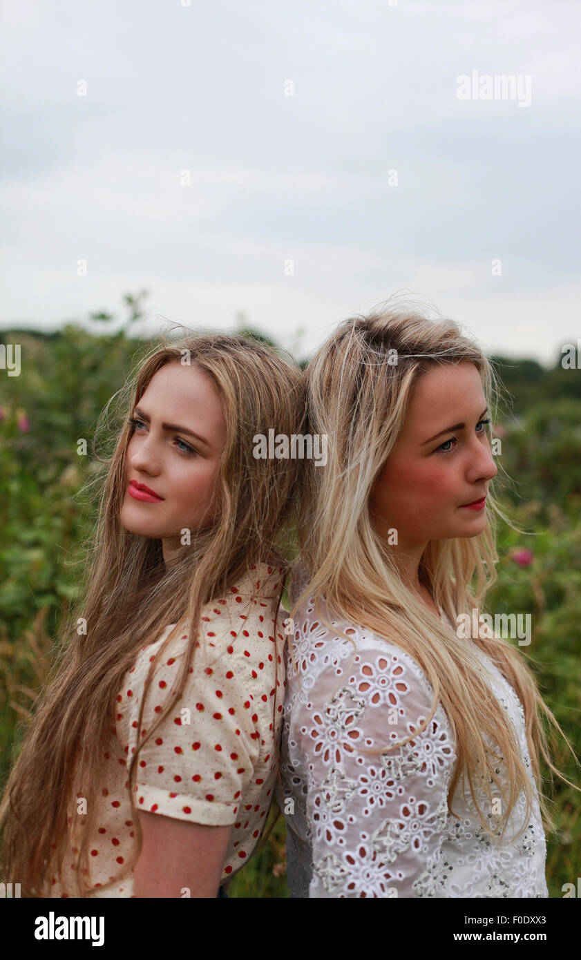 Ritratto di due ragazze adolescenti di schiena uno dai capelli biondi e oen dai capelli marrone Foto Stock
