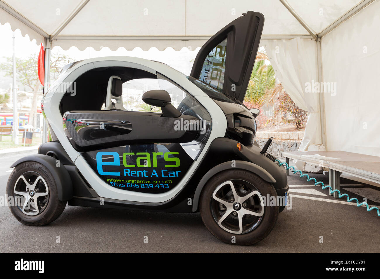 La Renault Twizy auto elettriche ad una giornata di dimostrazione per il trasporto sostenibile in Adeje, Tenerife, Isole Canarie, Spagna. Foto Stock