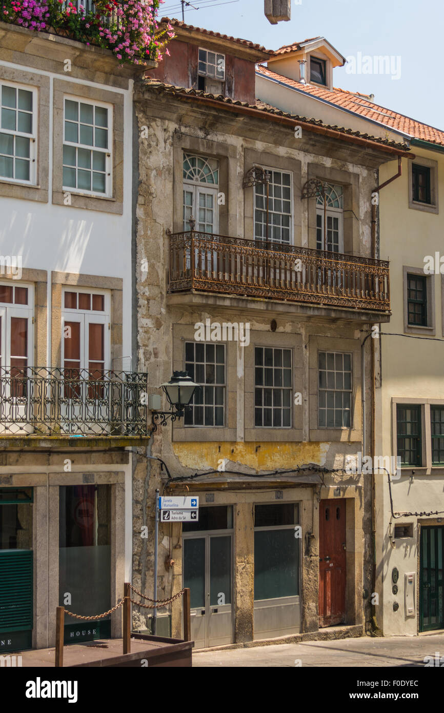 (Geranio Pelargonium) nella finestra scatole in Rua Grão Vasco, Viseu, in Portogallo Foto Stock