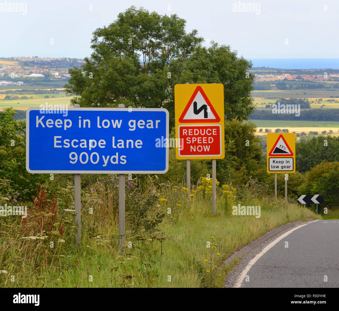 Fuga di emergenza lane segnale di avvertimento in caso di guasto dei freni sulla ripida collina a staxton scarborough Yorkshire Regno Unito Foto Stock