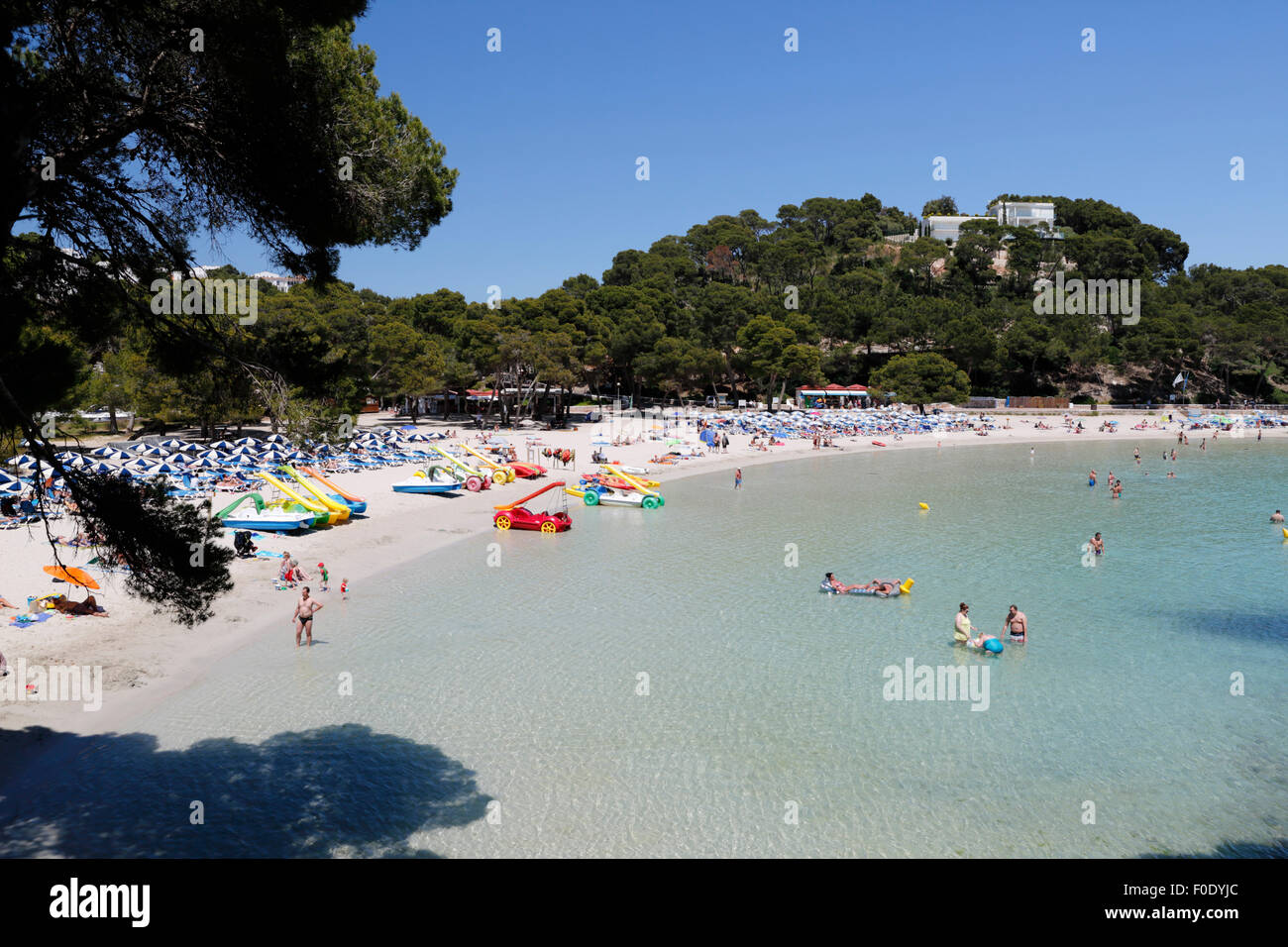 Vista sulla spiaggia, Cala Galdana, Menorca, isole Baleari, Spagna, Europa Foto Stock