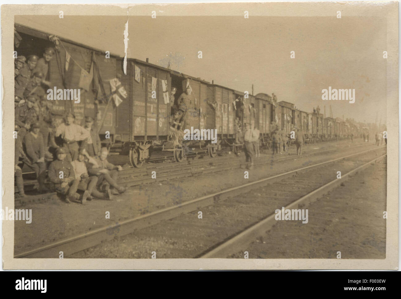 Una foto sincera che cattura i viaggiatori che tornano a casa dal Belgio, trasmettendo le emozioni e le esperienze del viaggio. Foto Stock
