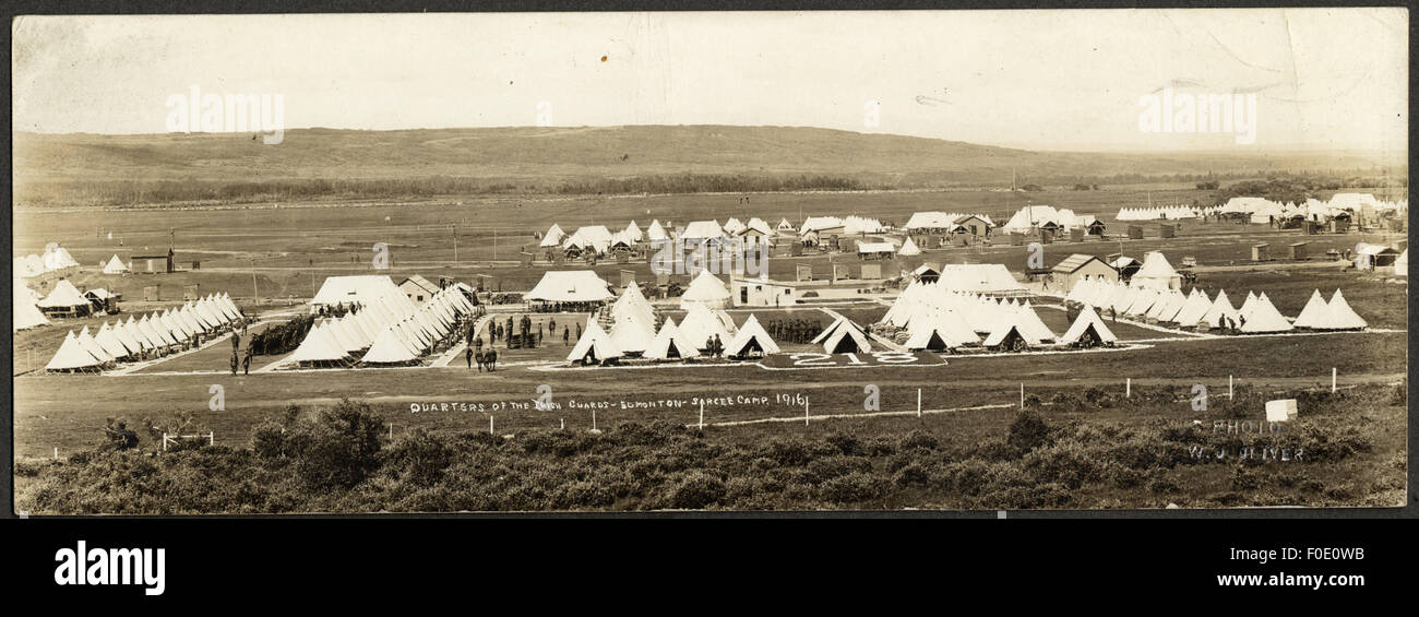 Sarcee Camp era un campo di addestramento dell'esercito britannico situato a Edmonton, in Canada durante la prima guerra mondiale. Le Irish Guards, parte del Battaglione 219, erano di stanza qui nel 1916 per l'addestramento. Il campo ospitava i soldati che si preparavano per il dispiegamento all'estero, giocando un ruolo cruciale nella storia militare del Canada durante la guerra. Foto Stock