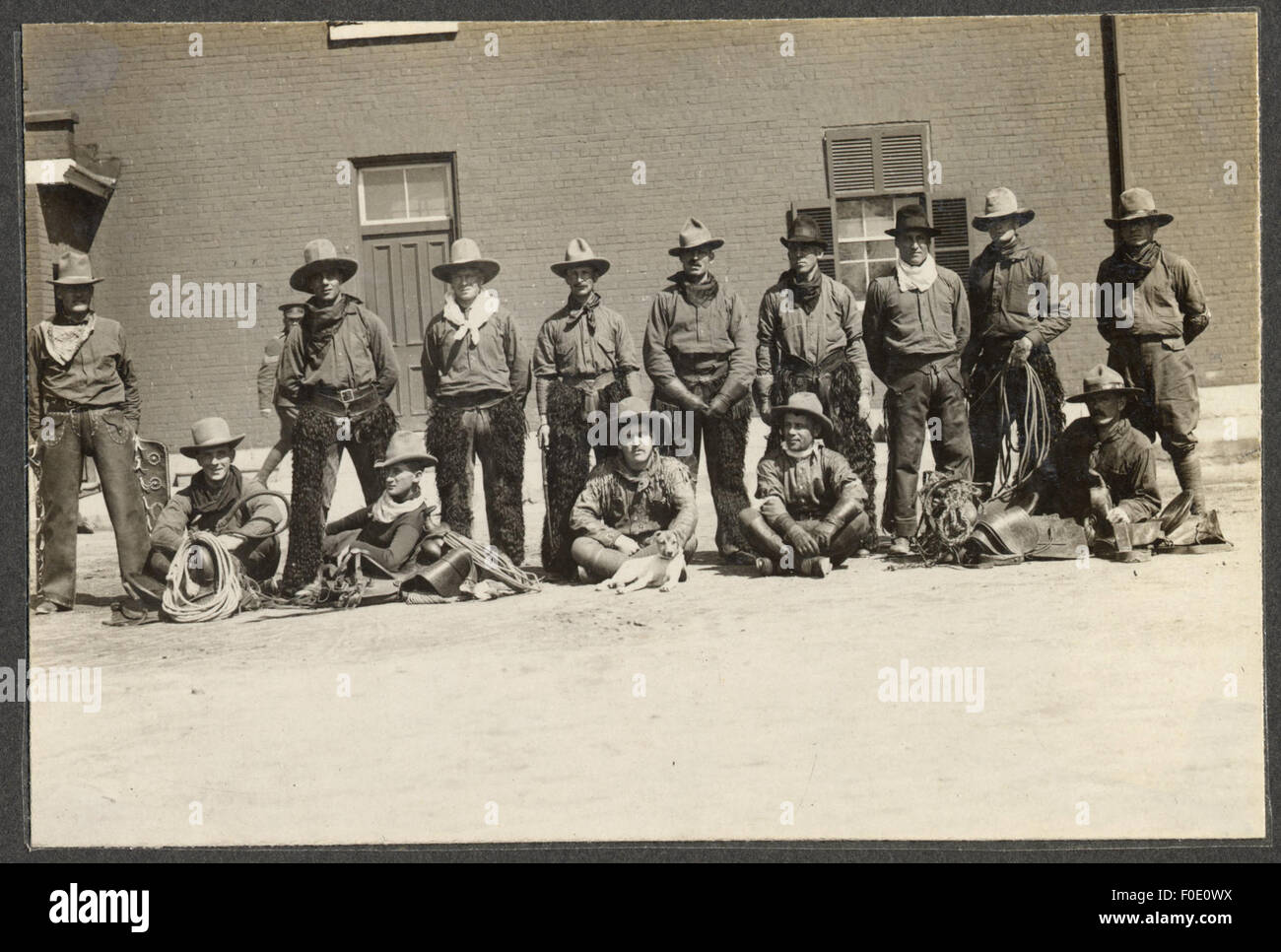 Un gruppo di soldati del Canada occidentale vestiti da cowboy, forse durante l'addestramento o per una rievocazione storica. Questo riflette la mescolanza culturale tra vita militare e vita di frontiera tra la fine del XIX e l'inizio del XX secolo in Canada, mettendo in risalto lo spirito aspro dell'Occidente canadese. Foto Stock