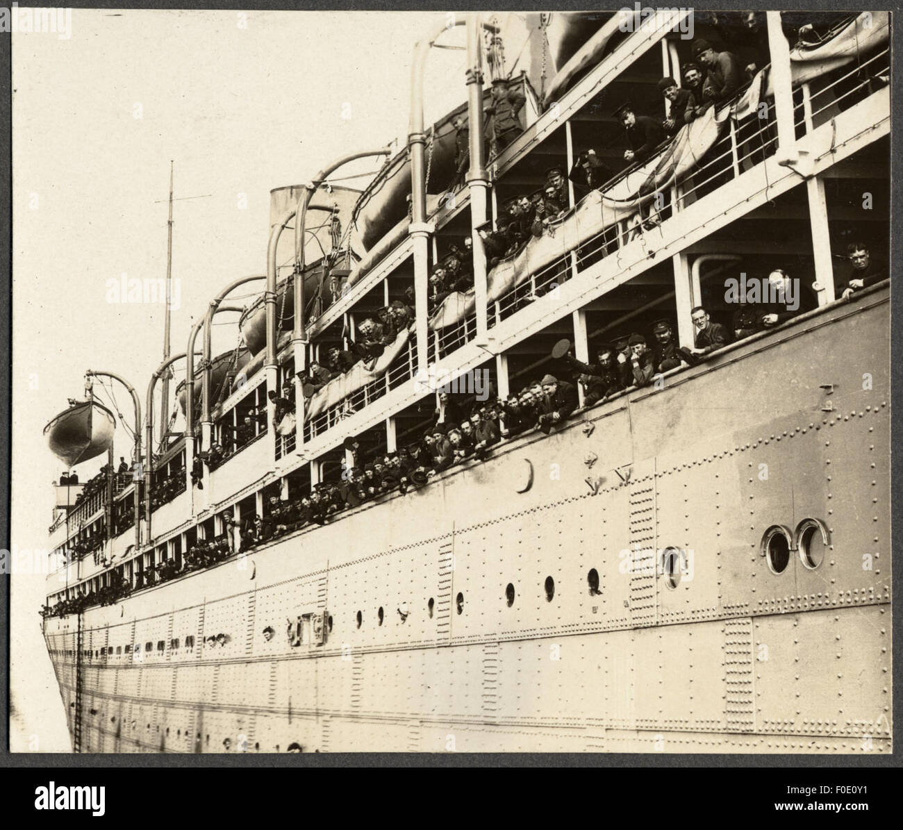 Una nave troopship è una nave utilizzata per il trasporto di personale militare. Questa nave sarebbe stata utilizzata durante la guerra per trasportare soldati in vari teatri di conflitto, riflettendo l'aspetto logistico delle operazioni in tempo di guerra. Foto Stock