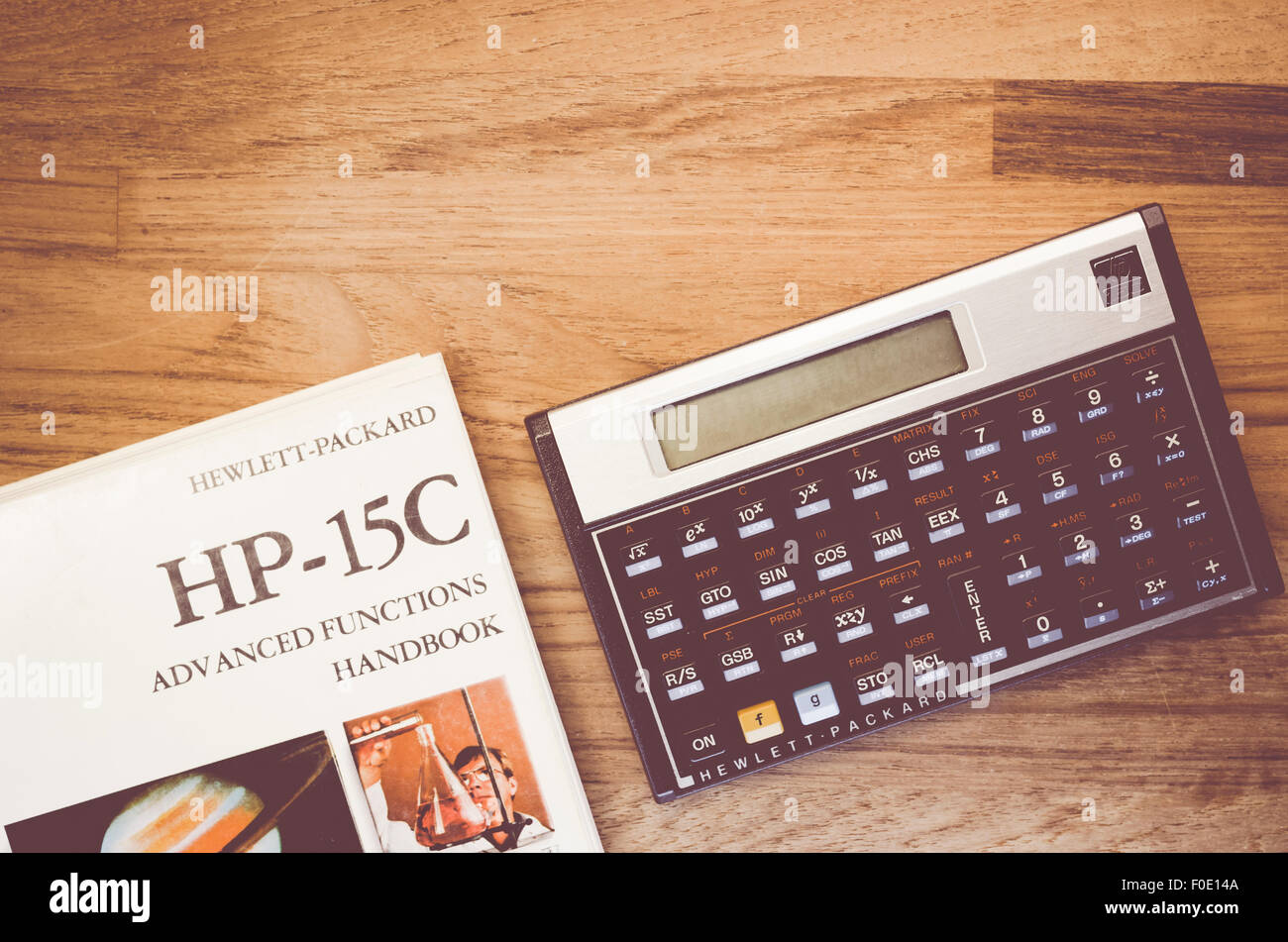 HP-15C Hewlett-Packard rpn calcolatrice scientifica e manuale su un legno  naturale tabella sfondo superiore Foto stock - Alamy