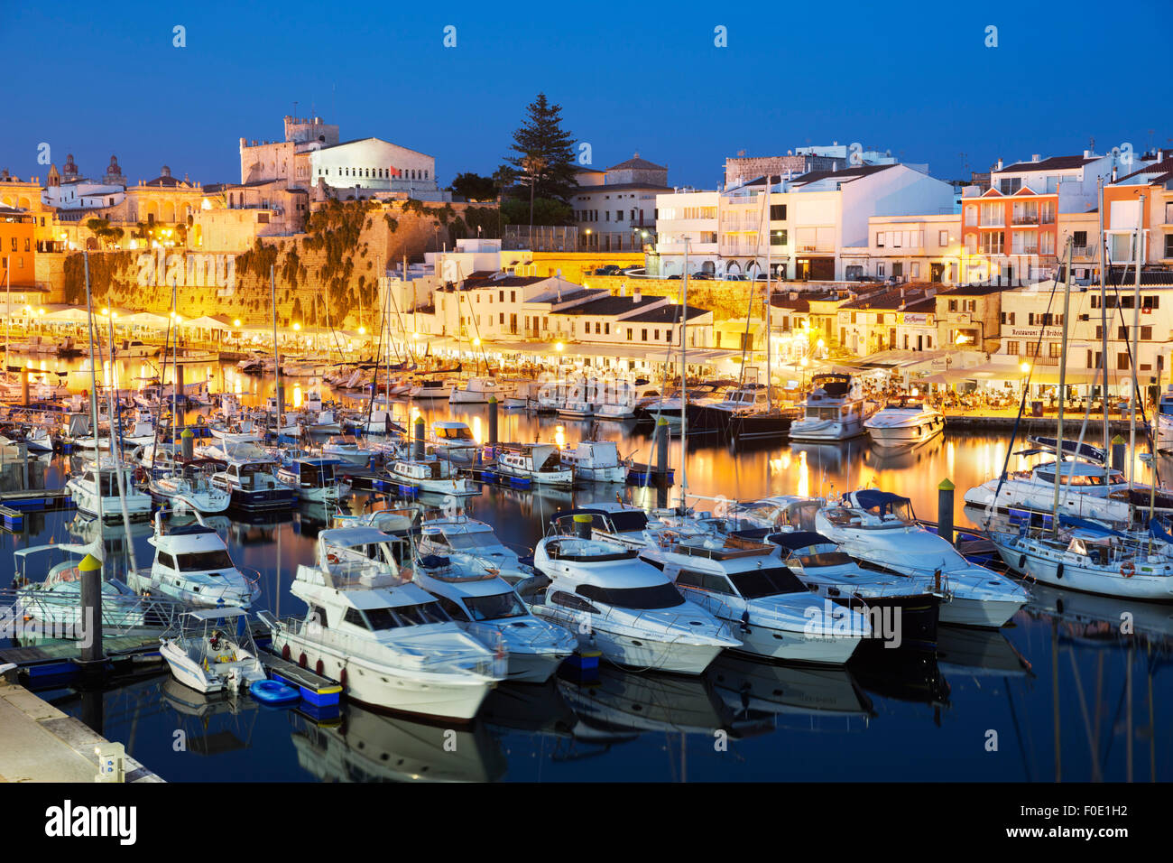Vista sul porto e Ayuntamiento de Ciutadella di notte, Ciutadella, Menorca, isole Baleari, Spagna, Europa Foto Stock