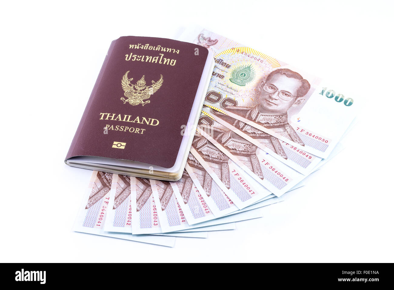 Thai Money 1000 Bagno e Tailandia passaporto isolati su sfondo bianco Foto Stock