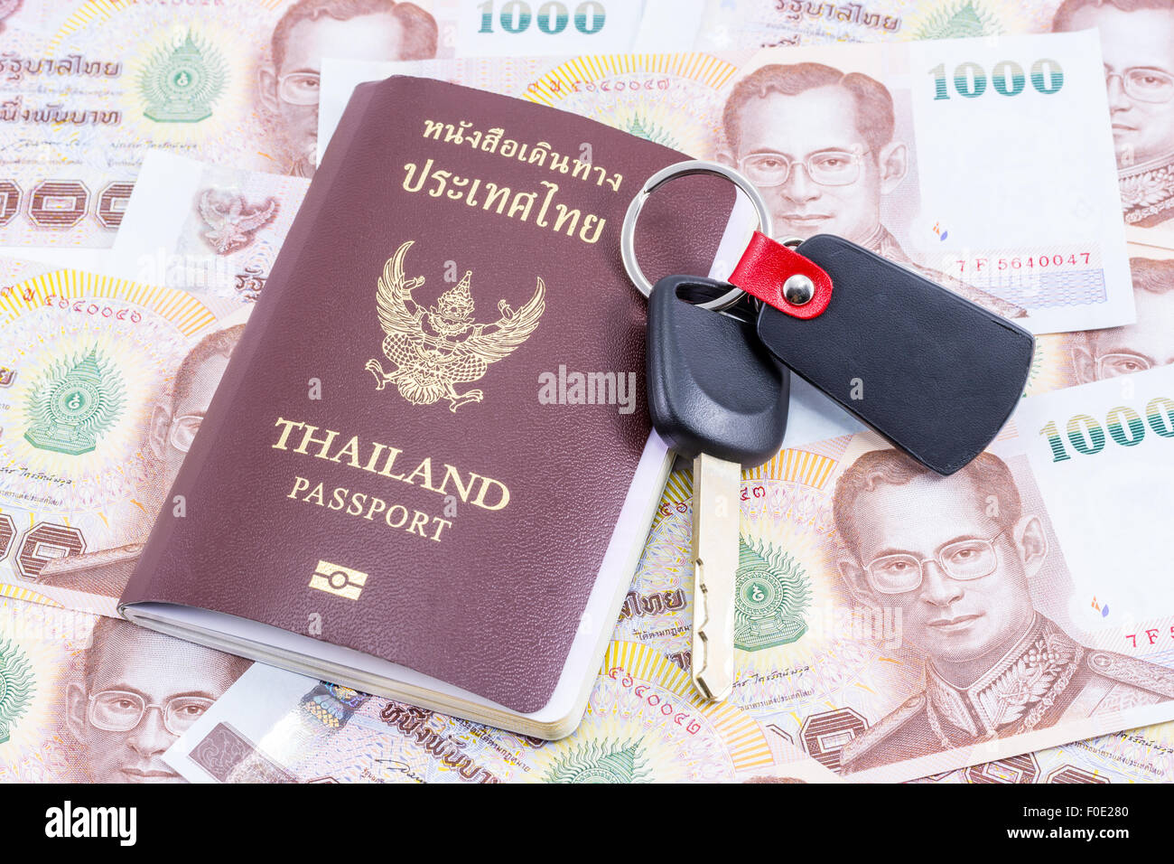 Thai Money 1000 Bagno con passaporto e una chiave auto Foto Stock