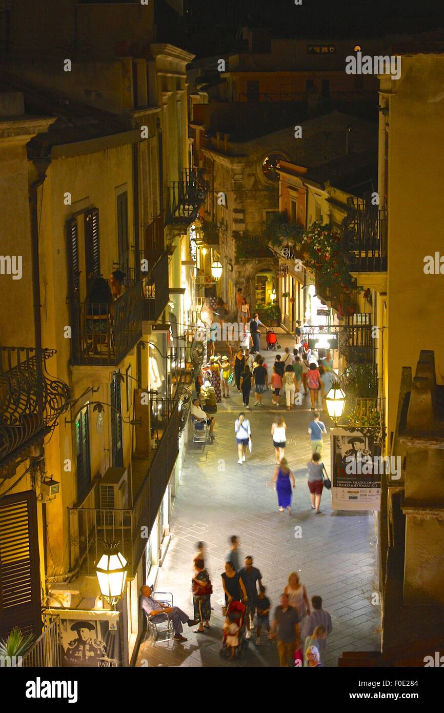 LItalia, sicilia, vita notturna, Taormina, divertente, andando fuori,  mediterranea Foto stock - Alamy