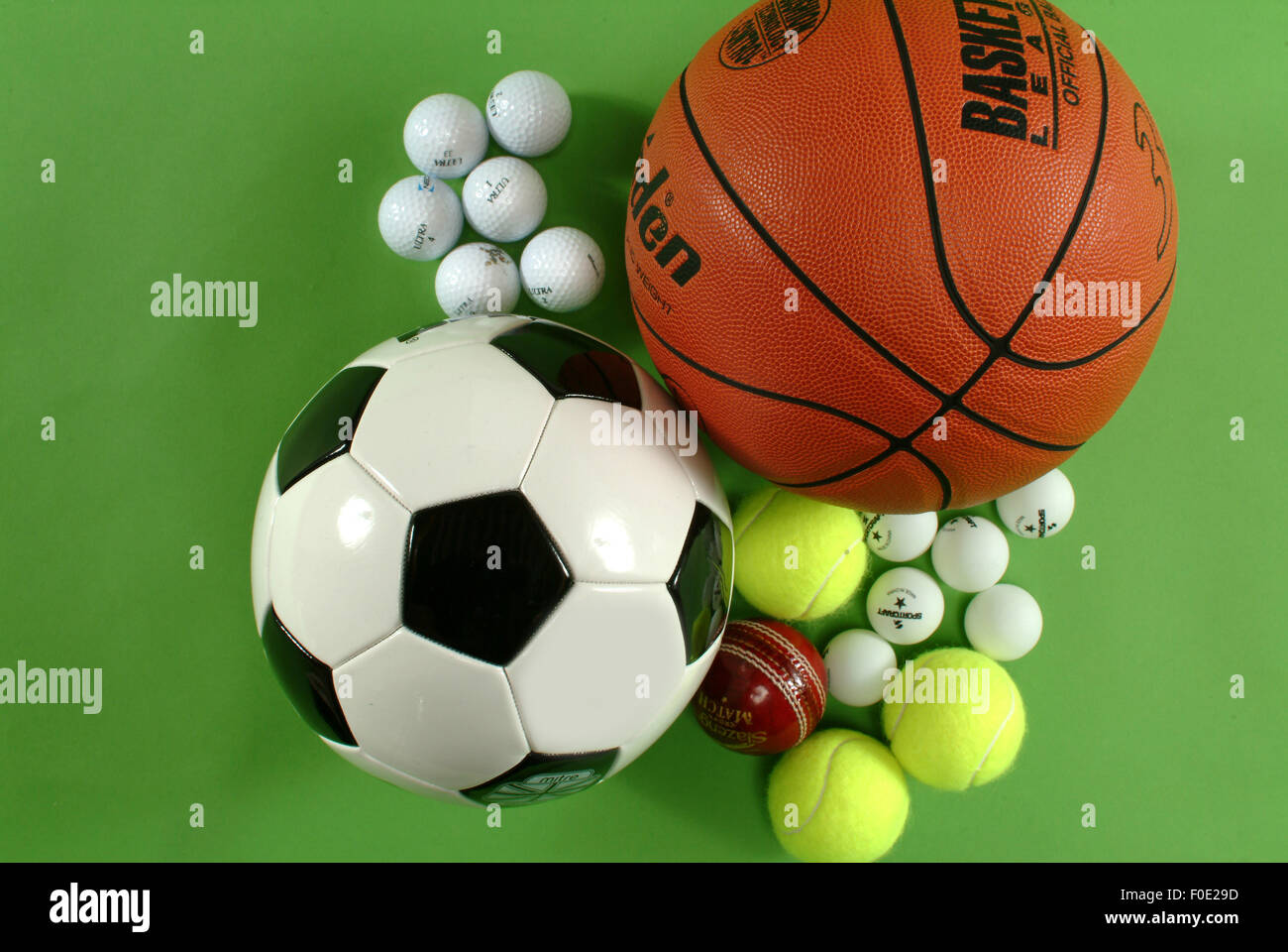 Foto di vari sport palle riprese da sopra su uno sfondo verde Foto Stock