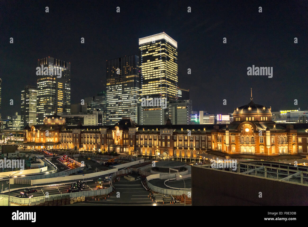 Accesa la Stazione di Tokyo di notte Foto Stock