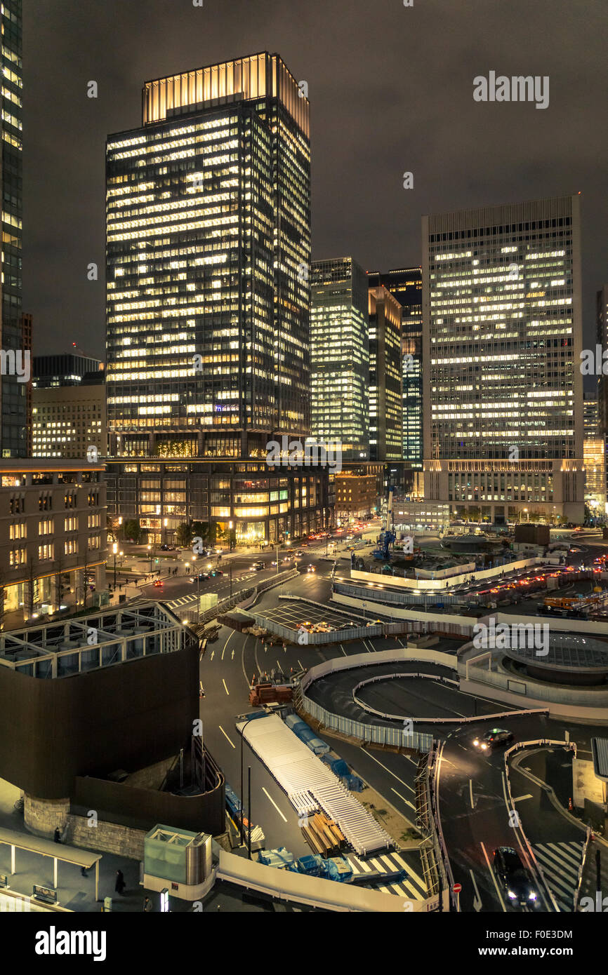 Edifici alti a Marunouchi, Tokyo di notte Foto Stock