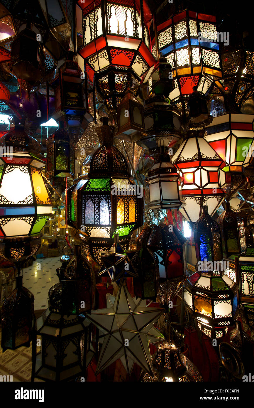 Gruppo di lampadine colorate in un negozio a Marrakech in Marocco di notte - Marocco. Foto Stock