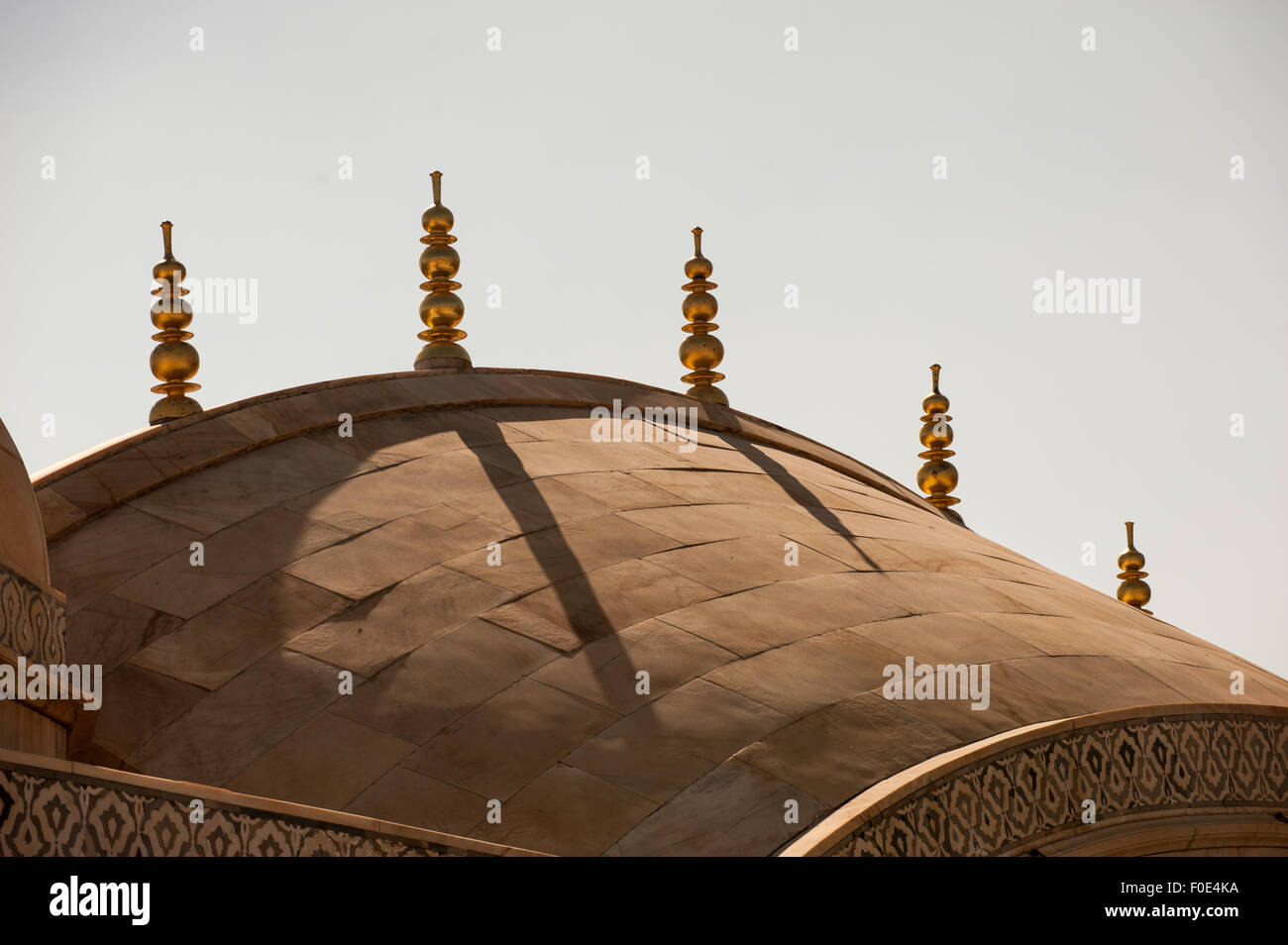 Jaipur, India. Dettaglio della lastra di pietra con il tetto più pinnacoli formata di sfere e i dischi in ambra (AMER) Fort. Foto Stock