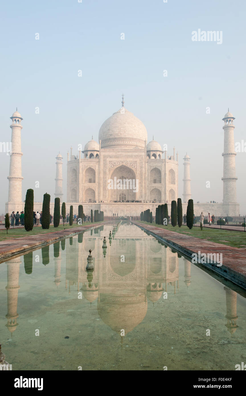 Agra, Utar Pradesh, India. Il Taj Mahal visto dall'estremità dell'al Hawd al-Kawthar serbatoio, con la sua riflessione, nelle prime ore del mattino la nebbia. Foto Stock