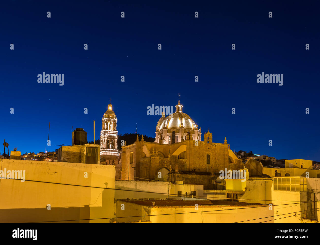 Chiesa illuminata in Zacatecas, Messico durante la notte Foto Stock